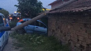 Автомобил се удари в електрически стълб и го събори върху близката къща