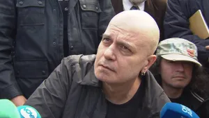 Пети ден Слави Трифонов протестира пред парламента 