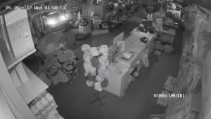 Крадци разбиха фасадата на магазин, за да задигнат бебешка количка (ВИДЕО) 