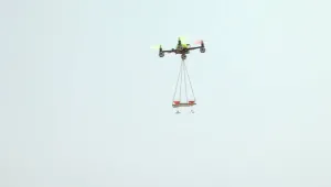 Дронове сервират напитки на плажа в 