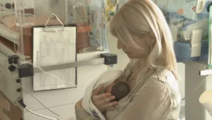 Родители на недоносени бебета ще могат да прегърнат децата си