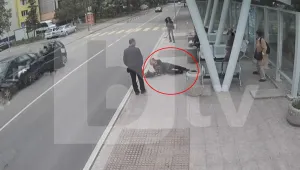Възрастна жена е със счупен крак, след като младеж я изрита на автобусна спирка в Бургас