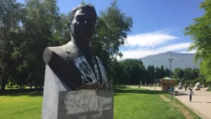 Заляха паметника на Роналд Рейгън с бяла боя