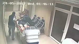 Колеги на нападнатите лекари в Бургас излязоха на мълчалив протест 
