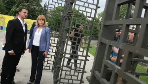 Започва строителството на Бронзовата къща