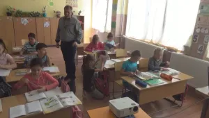 Училище дари пари и още куп подаръци... на друго училище