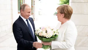 Путин посрещна Меркел с рози