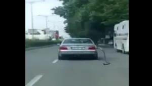 БМВ се движи по булеварда в Пловдив с маркуча за зареждане от бензиностанцията
