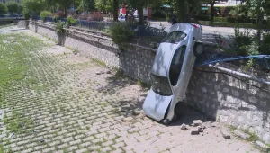 Кола падна в коритото на Хасковската река