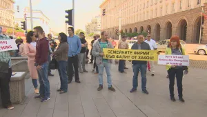 Малки производители на ток от ВЕИ протестират пред Министерски съвет