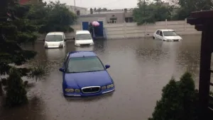 Силни дъждове в Букурещ парализираха движението (ВИДЕО)