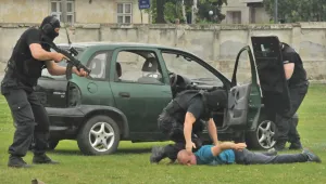 Три деца пострадаха при демонстрационно взривяване на граната (ВИДЕО + СНИМКИ)