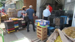 Данъчните затвориха зеленчуковата борса в Русе заради проверки