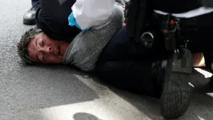 Арестуваха 19 души по време на протест срещу ограничителните мерки в Лондон
