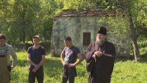 Да спасиш манастир: Как доброволци възстановяват храм край Роман?