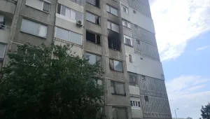 Пожар горя в жилищен блок в Бургас