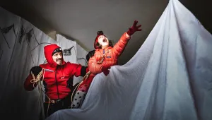 36 кадъра под карантина: Фотограф снима дъщеря си все едно е в планината, докато си седят у дома