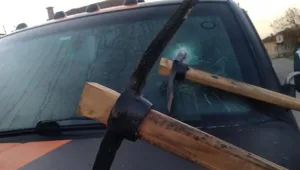 Задържаха трима за забитите кирки в коли в Пловдив