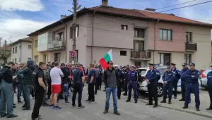 Протест пред съда в Разлог след масовия бой в заведение (СНИМКИ)