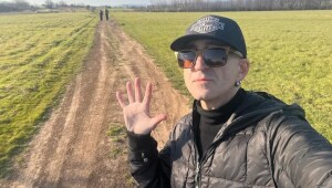 Дони изпя песен за емигрантите, но смята ли да емигрира самият той?