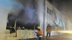 Пожар в голяма складова база с мебели и матраци в Пловдив