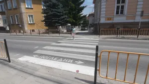 Кола блъсна майка с бебе на пешеходна пътека в Пещера