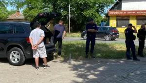 Откриха нелегални мигранти в багажника на кола в Ямбол (СНИМКИ)
