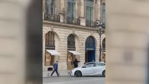 Въоръжен грабеж на магазин за луксозни стоки в Париж (ВИДЕО)