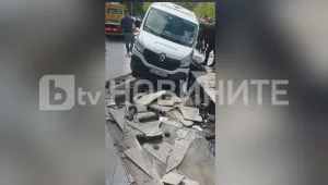 Бус пропадна в покрит фонтан пред NV Tower в София (СНИМКИ)