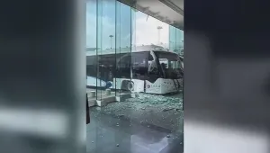 Автобус се вряза в летище (СНИМКИ)