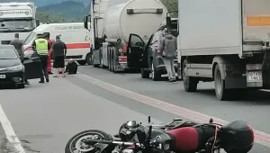 Моторист падна на пътното плътно на главен път Е-79 (СНИМКИ)
