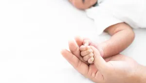 Жена роди на тротоар пред болница в Румъния, нямало дежурен лекар (СНИМКА)