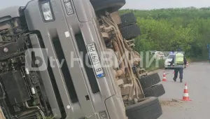 Цистерна с вода се обърна на във Великотърновско (СНИМКИ)