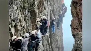 В капан: Алпинисти заседнаха на скала заради пренаселеност (ВИДЕО И СНИМКИ)