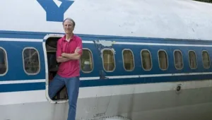 Да живееш в самолет: Пенсионер създаде дом в пилотска кабина (СНИМКИ И ВИДЕО)