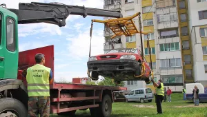 Продължава поставянето на стикери на стари автомобили в София