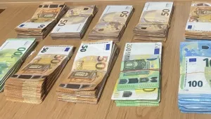 Недекларирана валута за близо 120 000 лв. откриха митничари под матрака на шофьор
