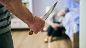 Баща нападна дъщерите и съпругата си с нож в косовския Призрен, 15-годишно момиче издъхна от раните си