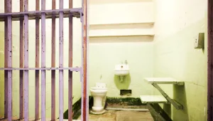 Задържаха служител на затвора, от който избягаха 10 затворници, пробивайки стена зад тоалетна