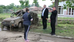 Заради проливен дъжд: Кола се озова в канал, спря оттока на водата и се наводни русенско село 