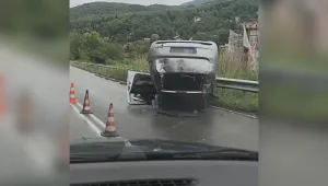 Кола, обърната по таван, затруднява движението при Владая (СНИМКИ)