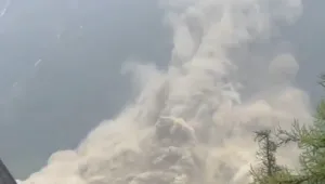 Ледник в Швейцарските Алпи се откъсна и погреба част от планинско село (ВИДЕО)