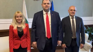 След Джевдет Чакъров още един депутат напусна групата на ДПС-ДПС и застана до Делян Пеевски