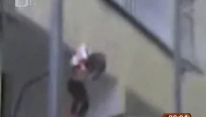 Дете се изживя като спайдърмен – майка му го спусна с въже от тераса 