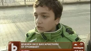Трамвай влачи дете по софийските улици 