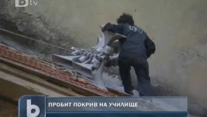 Вятърът откърти метални съоръжения от столична гимназия