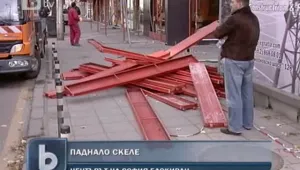 Ураганният вятър продължава и днес