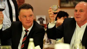 Спорът между Хьонес и Ван Гаал приключи на вечеря