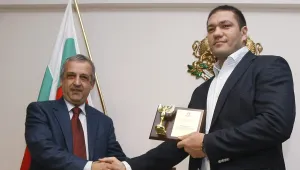 Министерството с морална награда за Кубрат Пулев, в края на годината дава и парична