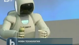 Японски робот налива кафе в чаша и скача на един крак